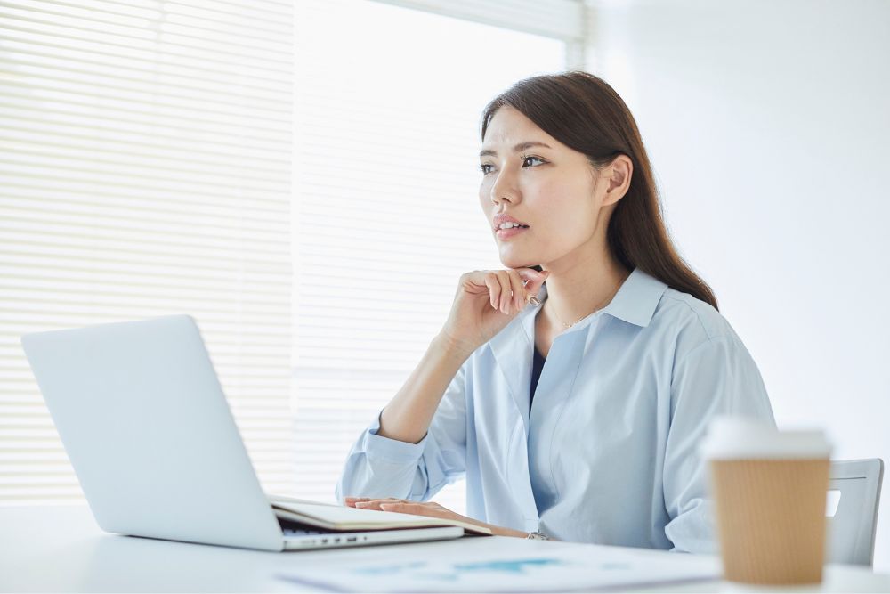 考え事をする女性